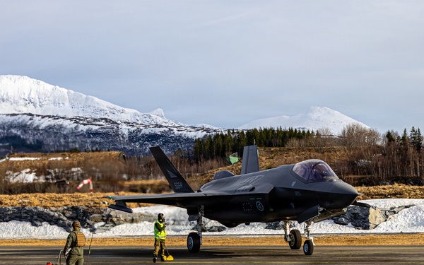 CORE26 | Royal Norwegian Air Force, U.S. Marines Join Together to Fuel Aircraft in the Arctic