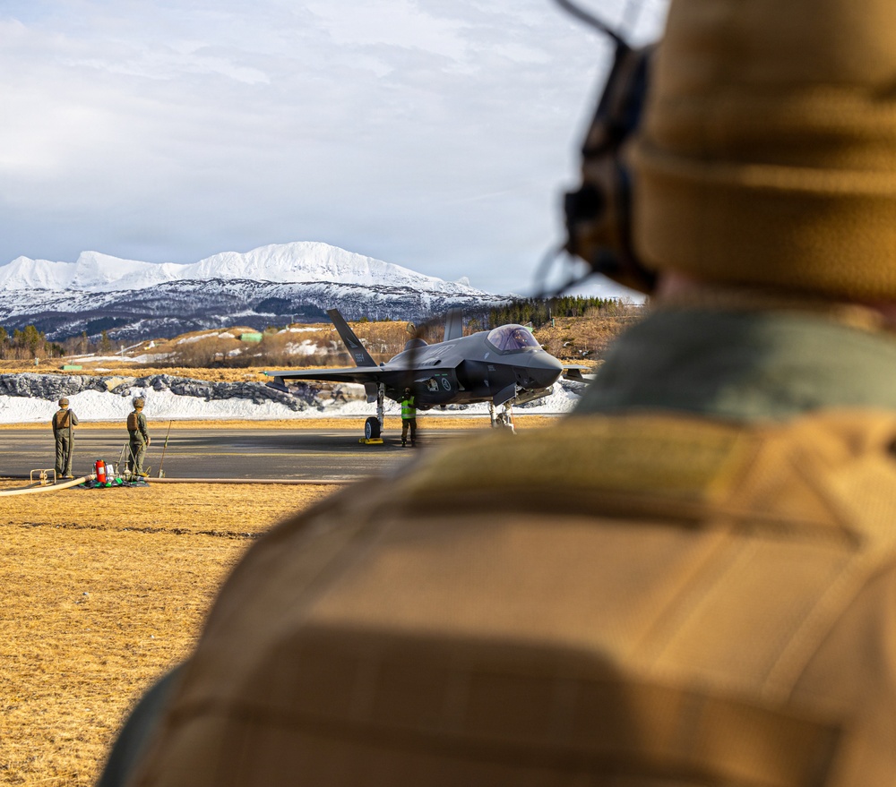 CORE26 | Royal Norwegian Air Force, U.S. Marines Join Together to Fuel Aircraft in the Arctic