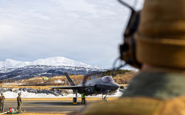 CORE26 | Royal Norwegian Air Force, U.S. Marines Join Together to Fuel Aircraft in the Arctic