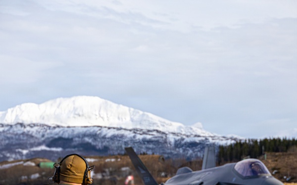 CORE26 | Royal Norwegian Air Force, U.S. Marines Join Together to Fuel Aircraft in the Arctic