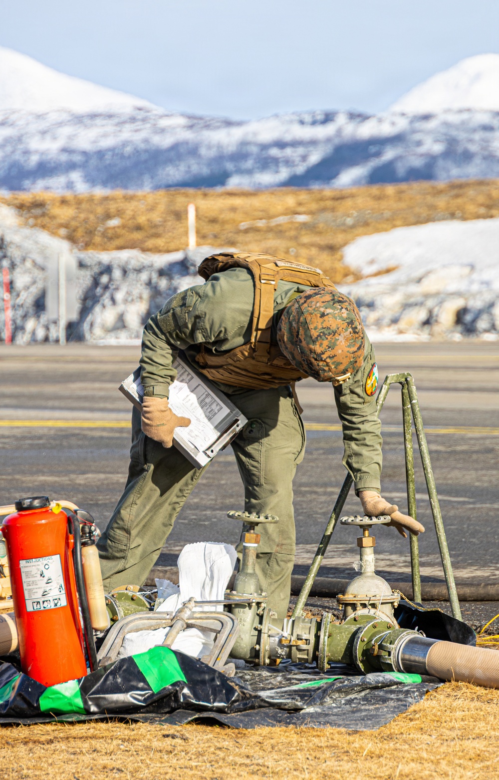 CORE26 | Royal Norwegian Air Force, U.S. Marines Join Together to Fuel Aircraft in the Arctic