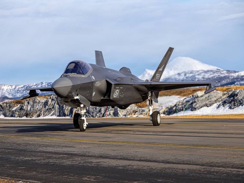 CORE26 | Royal Norwegian Air Force, U.S. Marines Join Together to Fuel Aircraft in the Arctic