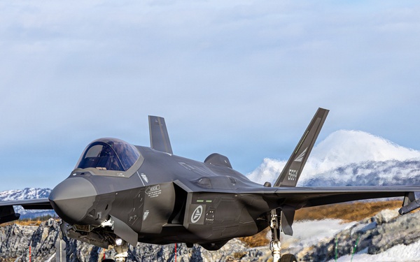 CORE26 | Royal Norwegian Air Force, U.S. Marines Join Together to Fuel Aircraft in the Arctic