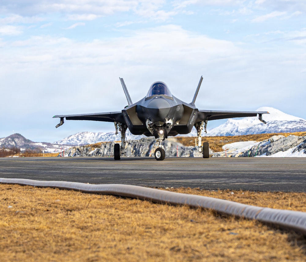 CORE26 | Royal Norwegian Air Force, U.S. Marines Join Together to Fuel Aircraft in the Arctic
