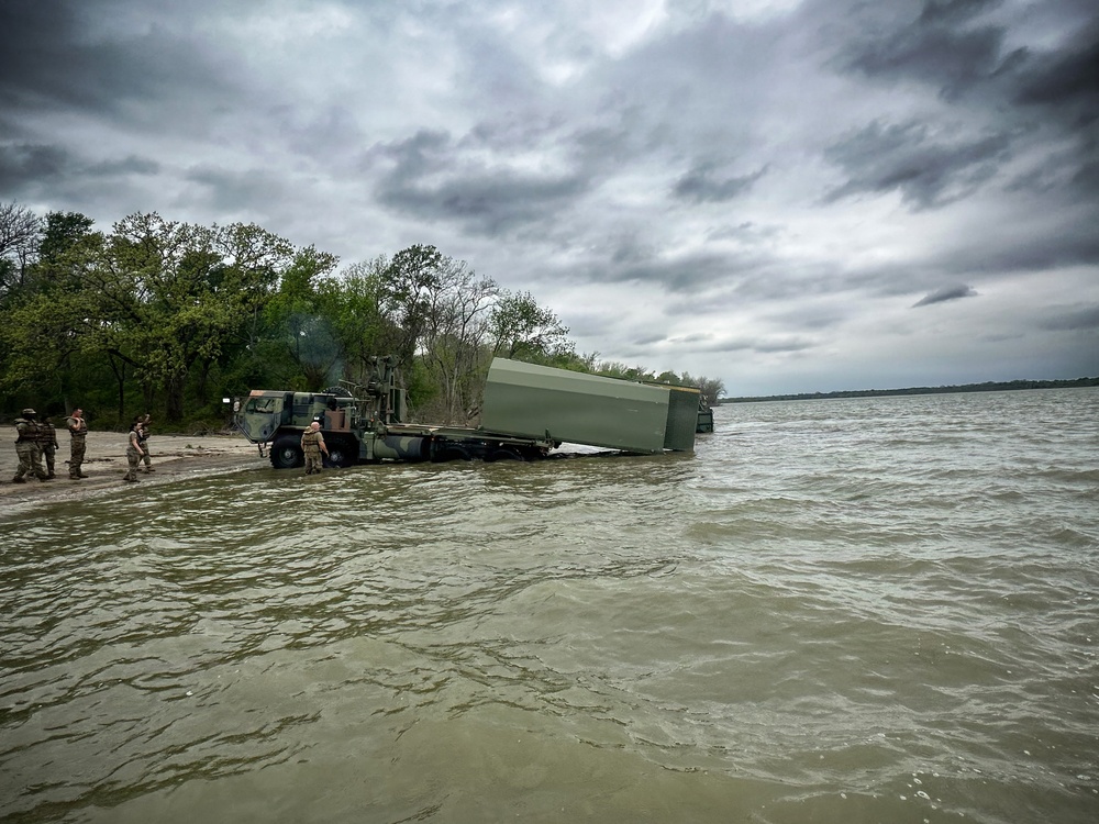 U.S. Army Reserve Engineers Conduct Bridging Training at Bardwell Lake with USACE Partnership