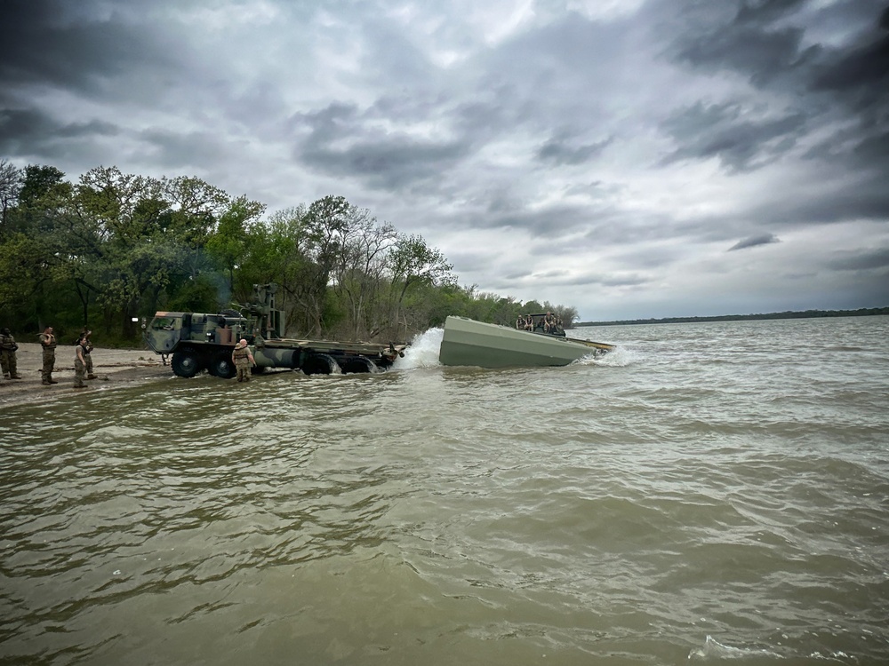 U.S. Army Reserve Engineers Conduct Bridging Training at Bardwell Lake with USACE Partnership
