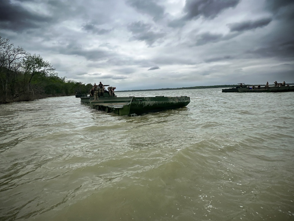 U.S. Army Reserve Engineers Conduct Bridging Training at Bardwell Lake with USACE Partnership