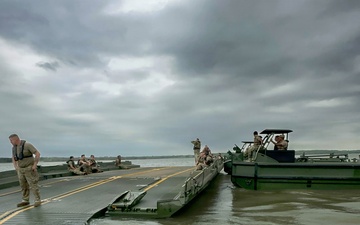 U.S. Army Reserve Engineers Conduct Bridging Training at Bardwell Lake with USACE Partnership