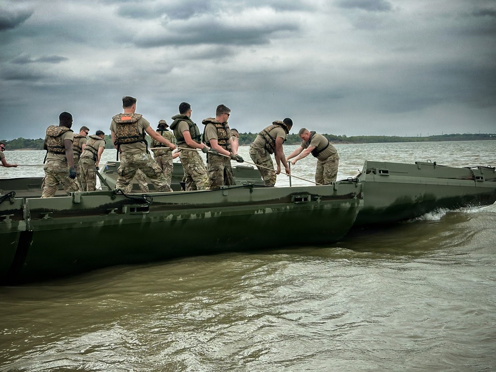 U.S. Army Reserve Engineers Conduct Bridging Training at Bardwell Lake with USACE Partnership
