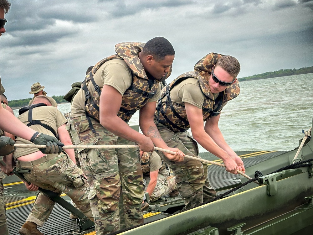 U.S. Army Reserve Engineers Conduct Bridging Training at Bardwell Lake with USACE Partnership