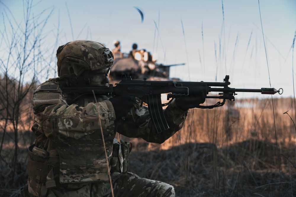 U.S. and Estonian forces enhance interoperability through weapons familiarization