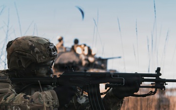 U.S. and Estonian forces enhance interoperability through weapons familiarization