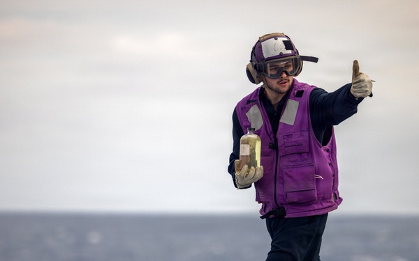 11th MEU Marines, Sailors Conduct Flight Deck Operations Aboard USS Comstock