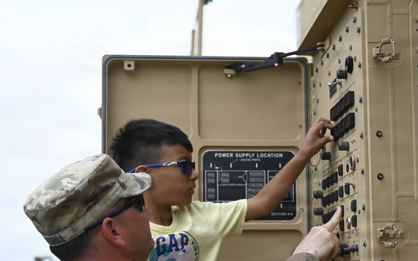 Families, community members explore Army at Phantom Family Open House