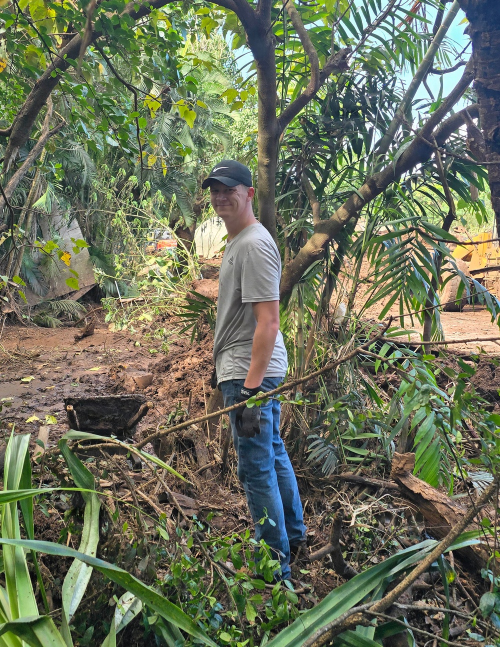 NAVFAC Hawaii military personnel support North Shore flood recovery efforts