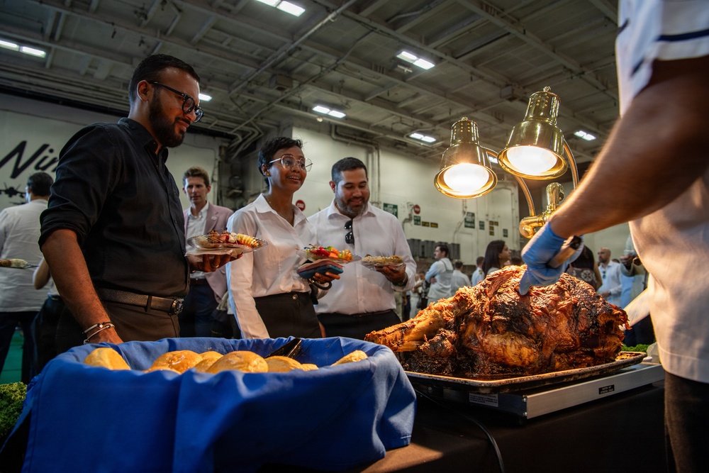 Nimitz Hosts Panamanian Distinguished Visitors