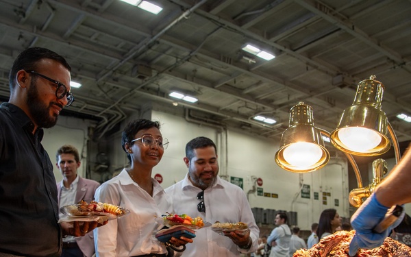 Nimitz Hosts Panamanian Distinguished Visitors