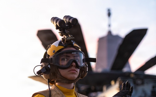 11th MEU Marines, Sailors conduct flight deck operations aboard USS Portland
