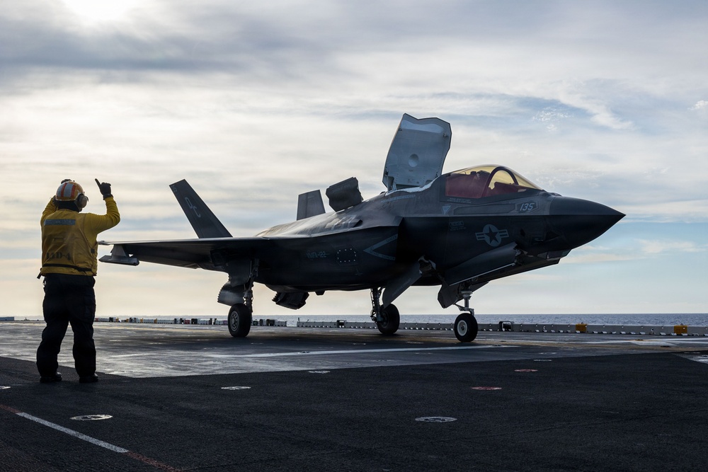 11th MEU Marines, Sailors Conduct Deck Landing Qualifications Aboard USS Boxer