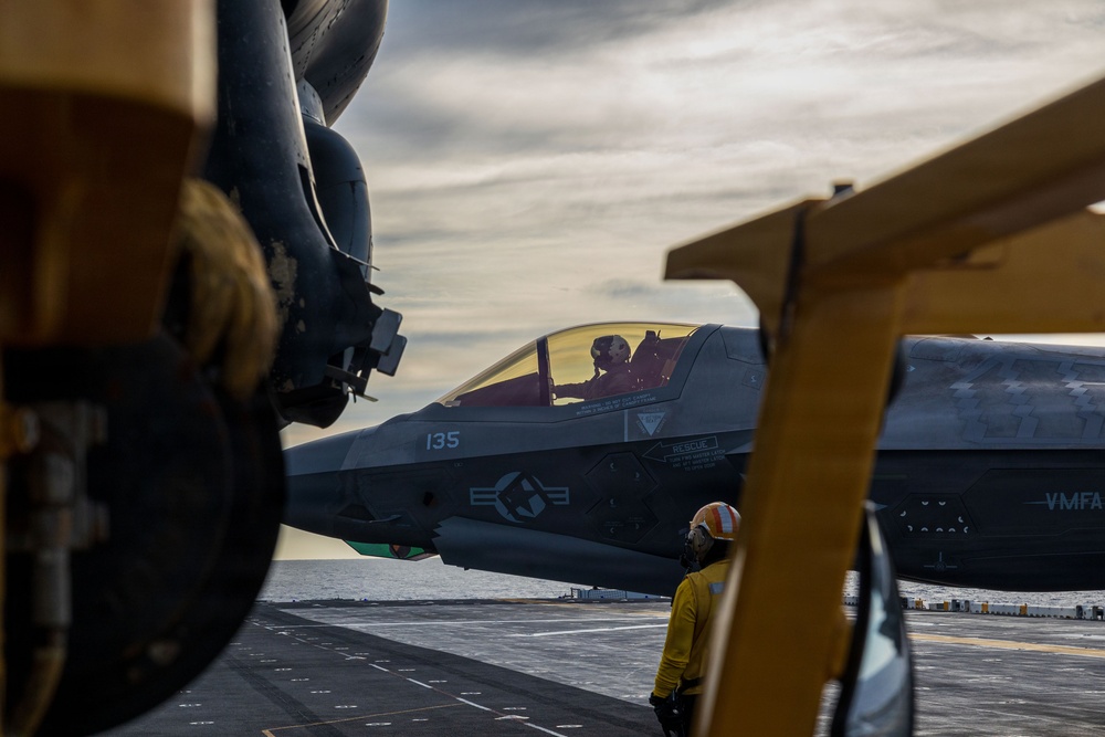 11th MEU Marines, Sailors Conduct Deck Landing Qualifications Aboard USS Boxer
