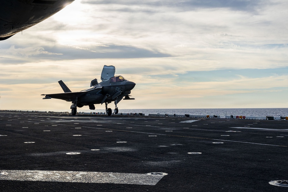 11th MEU Marines, Sailors Conduct Deck Landing Qualifications Aboard USS Boxer