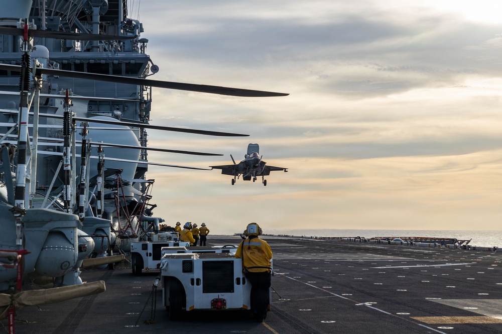 11th MEU Marines, Sailors Conduct Deck Landing Qualifications Aboard USS Boxer