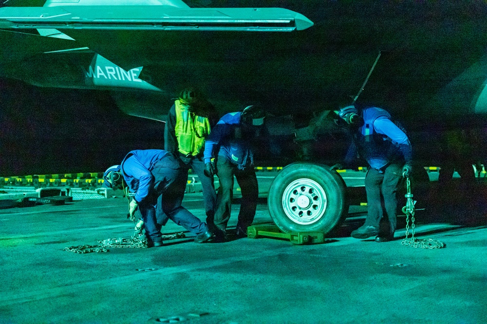11th MEU Marines, Sailors Conduct Deck Landing Qualifications Aboard USS Boxer