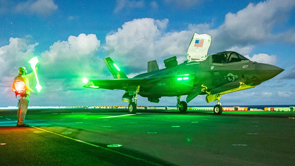 11th MEU Marines, Sailors Conduct Deck Landing Qualifications Aboard USS Boxer