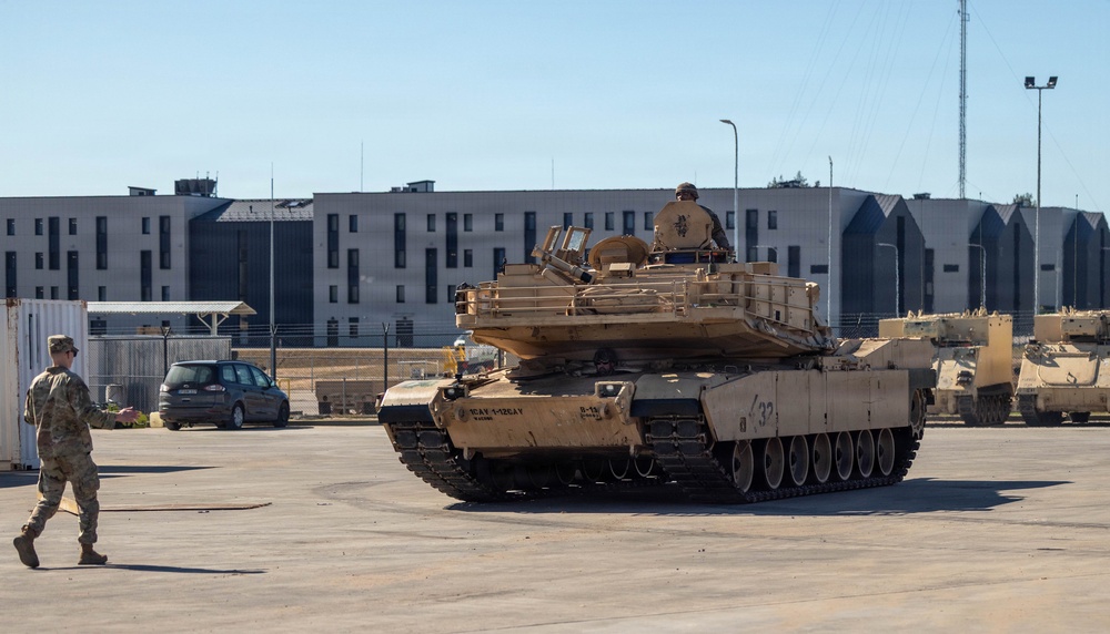 1-12 Cav trade knowledge with NATO partner on M1A2 Abrams