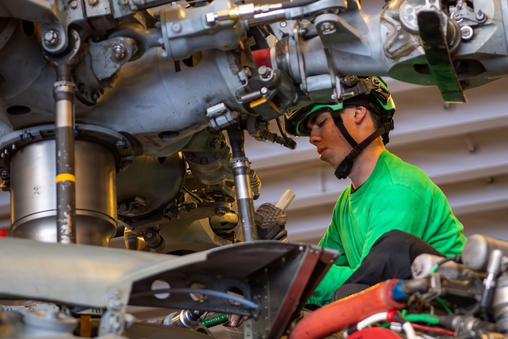 Boxer Marines, Sailors Conduct Maintenance Checks