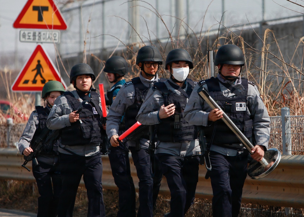 ROK SWAT, U.S Army Garrison Humphrey's personnel conduct joint EOD training