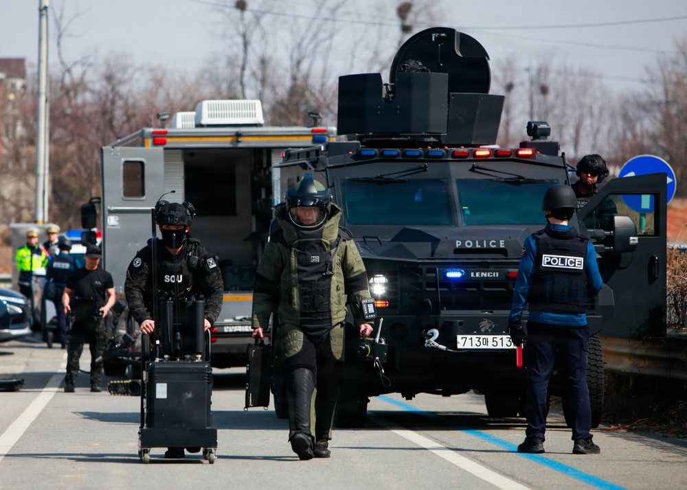 ROK SWAT, U.S Army Garrison Humphrey's personnel conduct joint explosive training