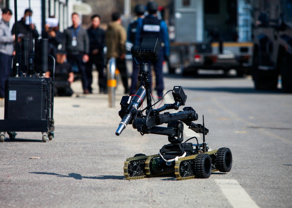 ROK SWAT, U.S Army Garrison Humphrey's personnel conduct joint explosive training