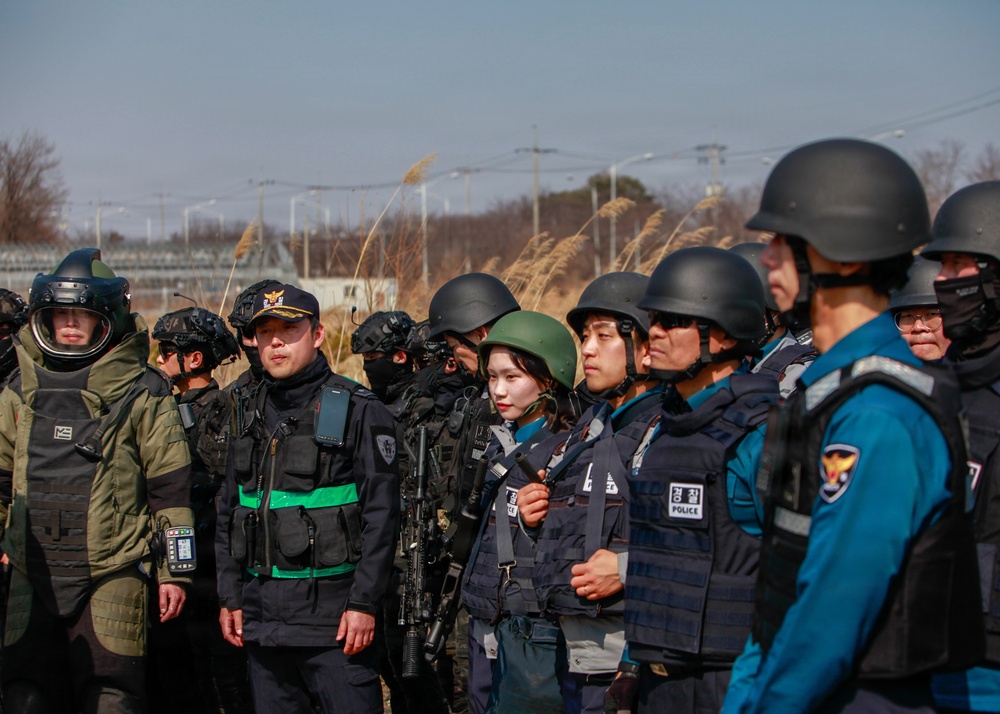 ROK SWAT, U.S Army Garrison Humphrey's personnel conduct joint explosive training