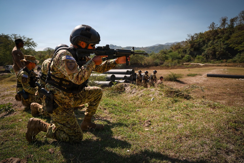 Tactical Movement Exercise with Special Forces-El Salvador