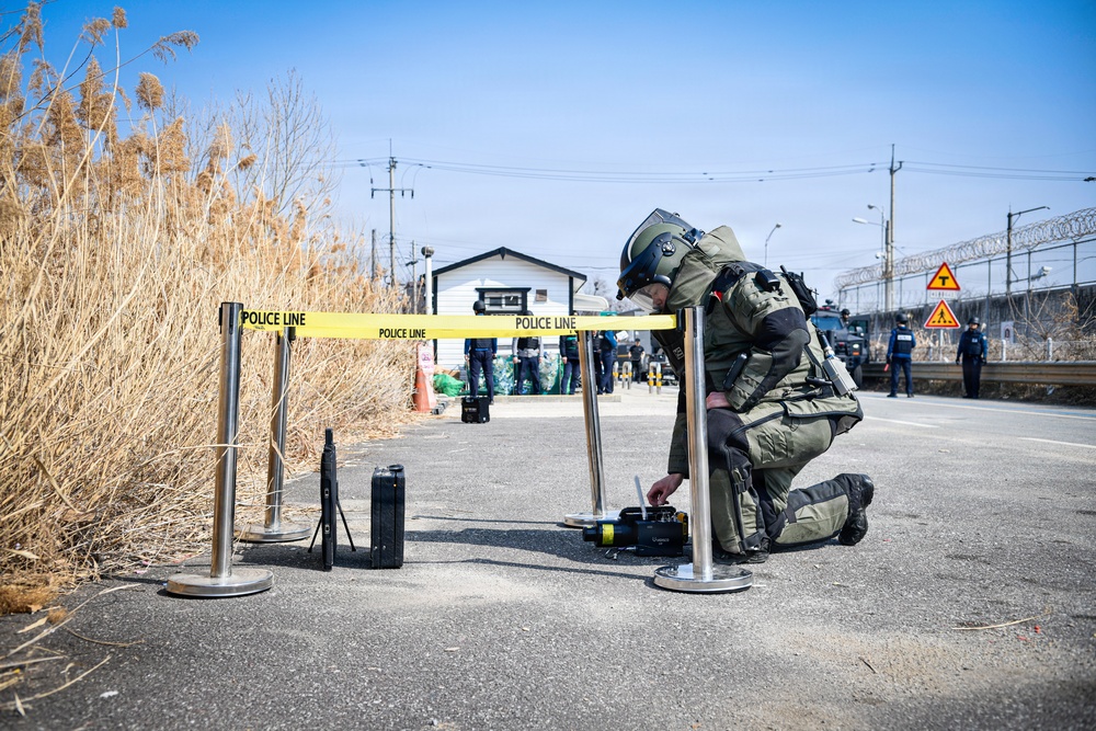 ROK SWAT, U.S Army Garrison Humphrey's personnel conduct joint explosive training