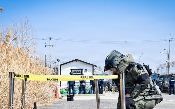 ROK SWAT, U.S Army Garrison Humphrey's personnel conduct joint explosive training