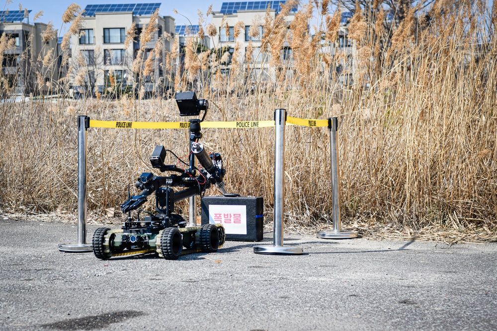 ROK SWAT, U.S Army Garrison Humphrey's personnel conduct joint explosive training