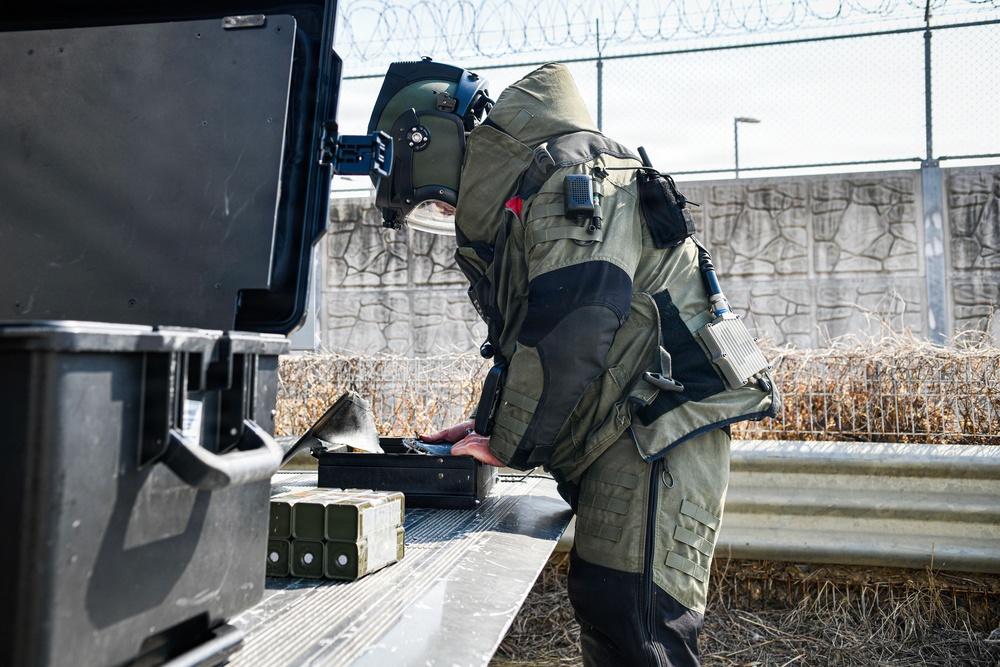 ROK SWAT, U.S Army Garrison Humphrey's personnel conduct joint explosive training