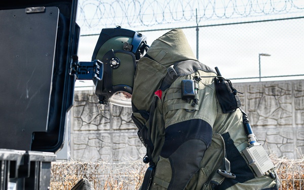 ROK SWAT, U.S Army Garrison Humphrey's personnel conduct joint explosive training