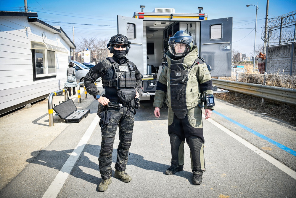 ROK SWAT, U.S Army Garrison Humphrey's personnel conduct joint explosive training