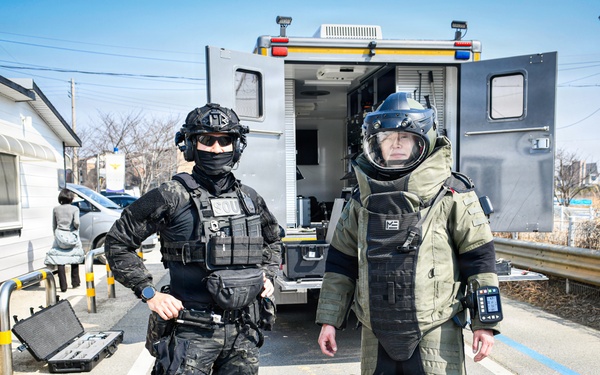 ROK SWAT, U.S Army Garrison Humphrey's personnel conduct joint explosive training