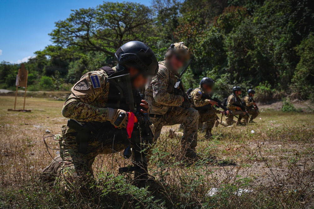 Tactical Movement Exercise with Special Forces-El Salvador