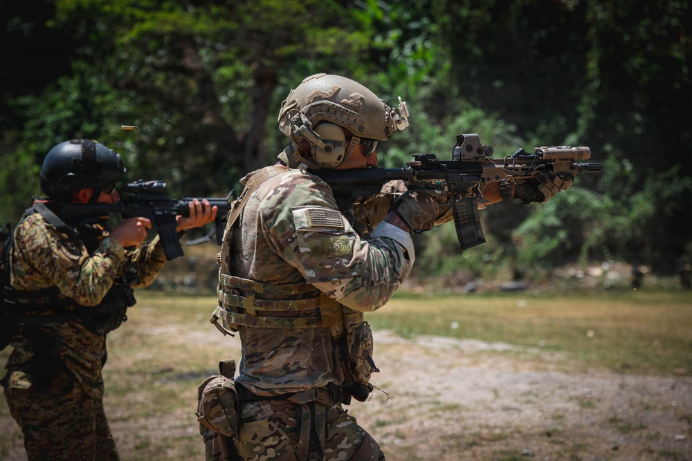 Tactical Movement Exercise with Special Forces-El Salvador