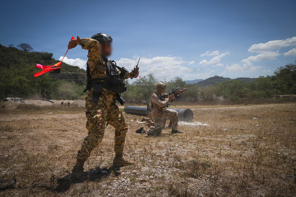 Tactical Movement Exercise with Special Forces-El Salvador