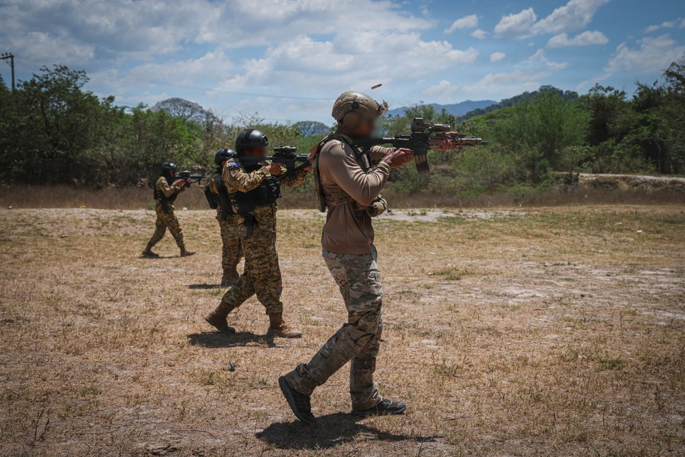 Tactical Movement Exercise with Special Forces-El Salvador