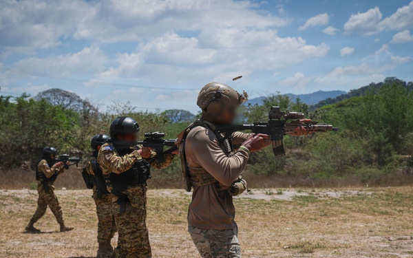 Tactical Movement Exercise with Special Forces-El Salvador