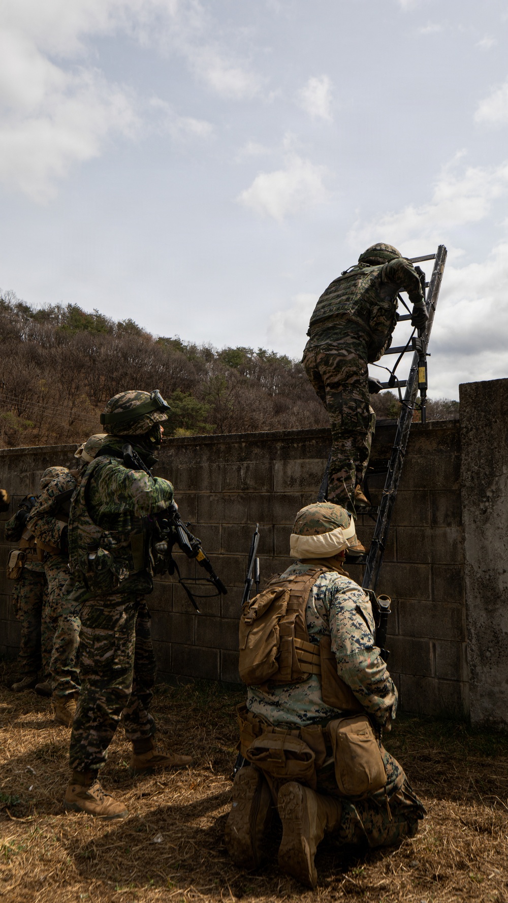 U.S. and ROK Marines Conduct Military Operations on Urban Terrain Training