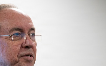 Retired U.S. Air Force Lt. Gen. David Deptula speaks to ALS