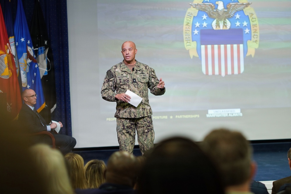 DLA Energy Commander Recognizes Operational Excellence and Provides Update on Recent Climate Survey